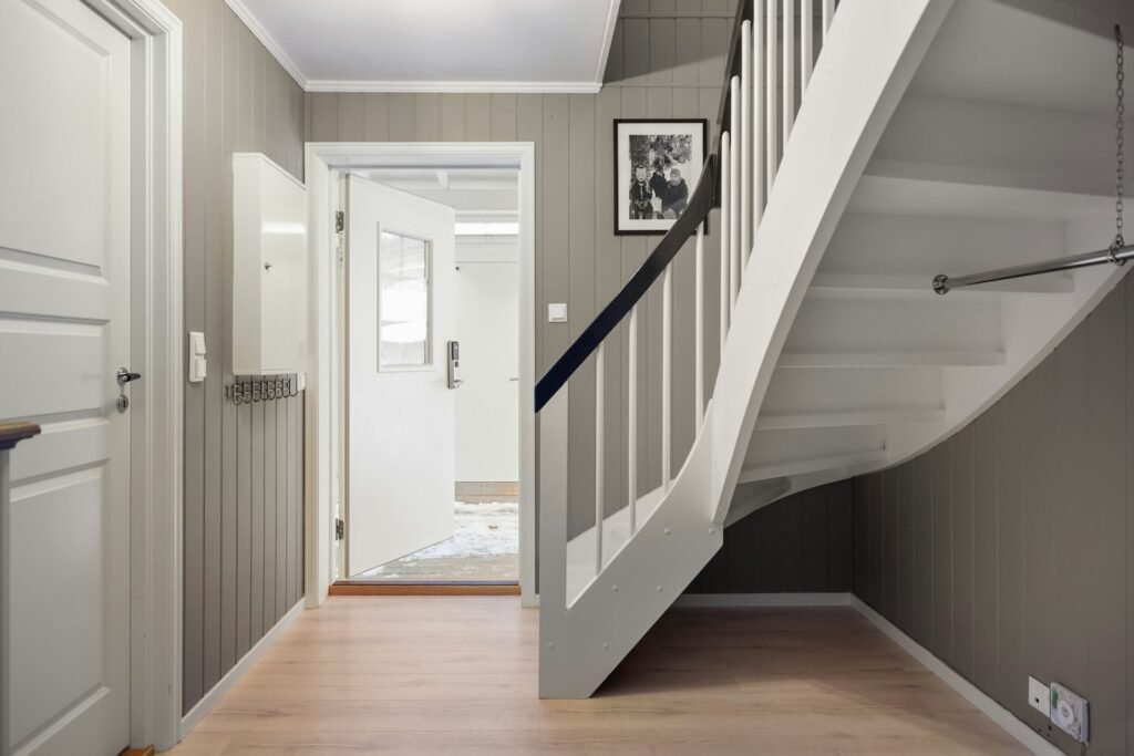 Escalier droit d'une entrée de maison, configuration simple pour un monte-escalier