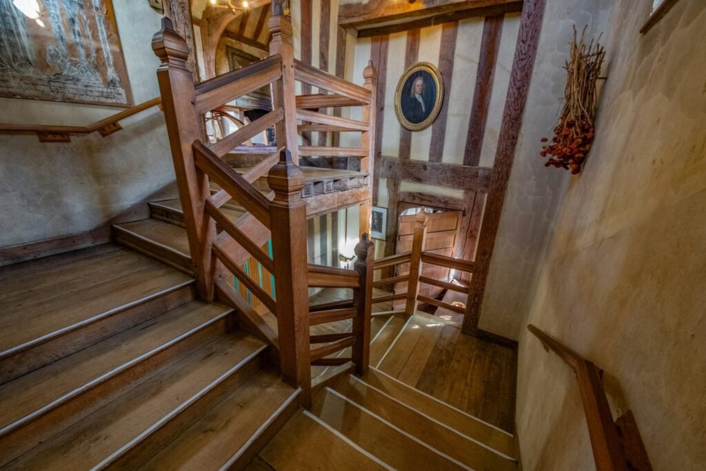 Escalier tournant en bois, qui demande un rail de monte-escalier sur mesure